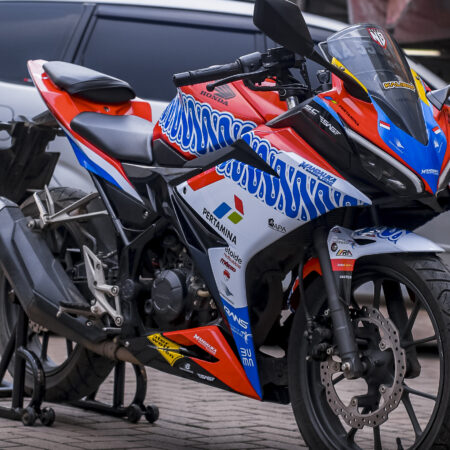Desain Motor Honda CBR 150 R All New MANDALIKA PUTIH BIRU Modifikasi Sticker Full Body 03