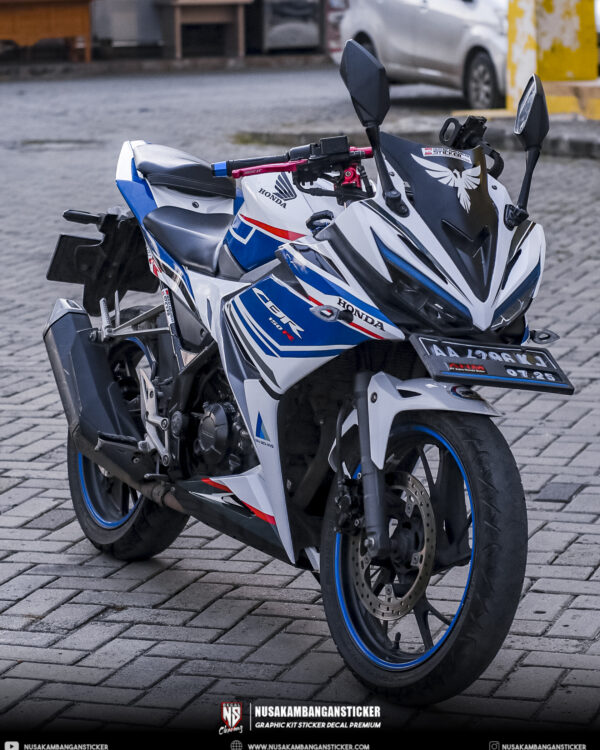 Desain Motor Honda CBR 150 R All New Putih Grafis Biru Modifikasi Stiker Full Body 01