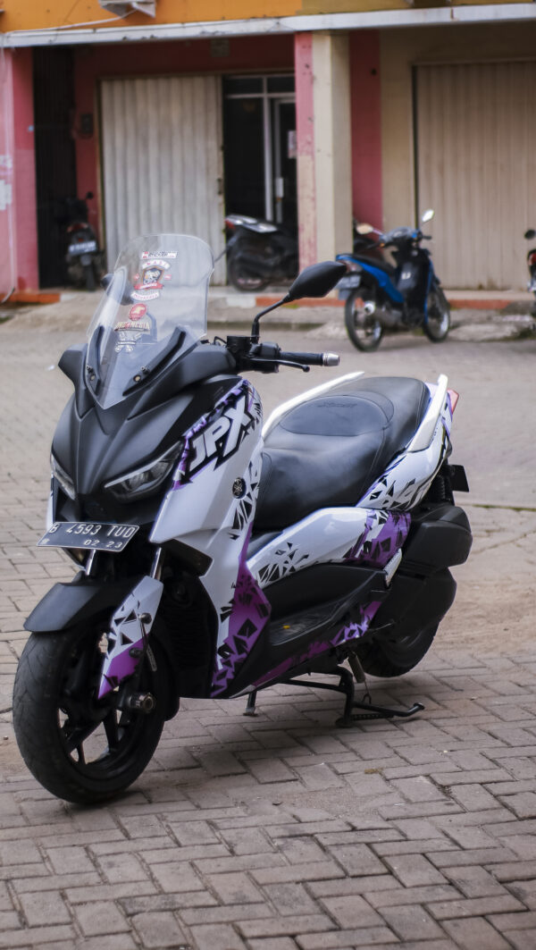 Desain Motor Yamaha Xmax 250 Helmet Putih Ungu Stiker Full Body 01