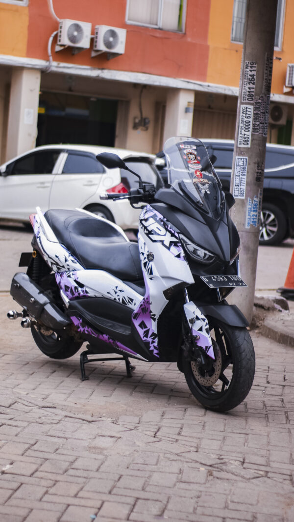 Desain Motor Yamaha Xmax 250 Helmet Putih Ungu Stiker Full Body 03