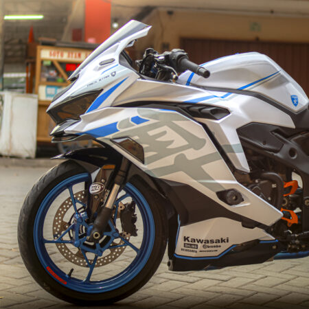 Desain stiker NINJA ZX25R putih Trickstar grafis biru full body 04