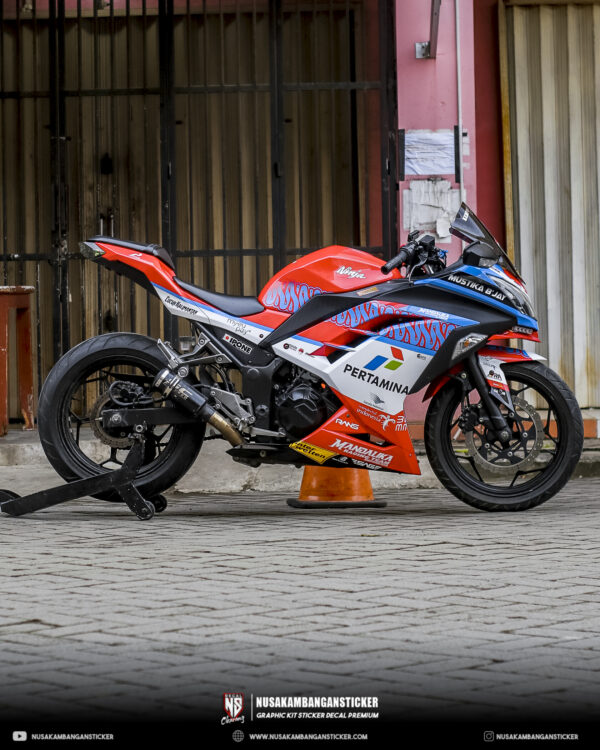 Variasi stiker NINJA 250 FI livery mandalika merah biru 01