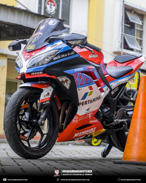 Variasi stiker NINJA 250 FI livery mandalika merah biru 02