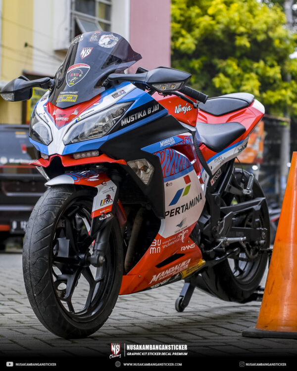 Variasi stiker NINJA 250 FI livery mandalika merah biru 05