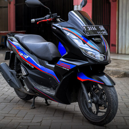 STRIPING MOTOR PCX 160 HP4RACE BLACK FULLBODY 02