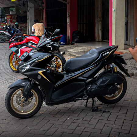 Decal Sticker Yamaha Aerox Connected Hitam List Kuning Fullbody 04
