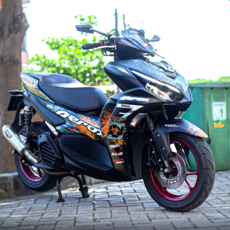 Desain Motor Yamaha Aerox Connected Bercak Oren Abu abu Fullbody 01