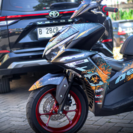 Desain Motor Yamaha Aerox Connected Bercak Oren Abu abu Fullbody 03