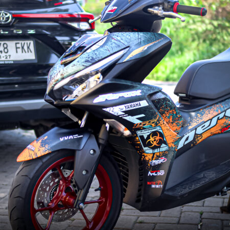 Desain Motor Yamaha Aerox Connected Bercak Oren Abu abu Fullbody 05