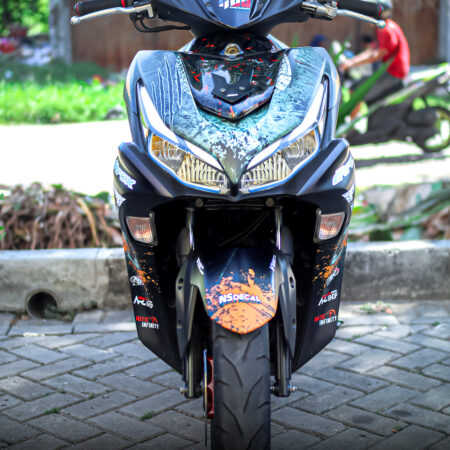 Desain Motor Yamaha Aerox Connected Bercak Oren Abu abu Fullbody 07